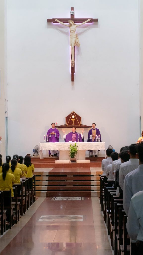Cha Nicolas - Giám đốc cộng thể Don Bosco Bến Cát chủ tế thánh lễ