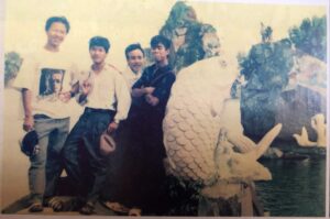 4 anh em sinh viên đầu tiên (từ trái qua): Anh Trung, anh Tuấn (KTS), Anh Bình, Anh Ân